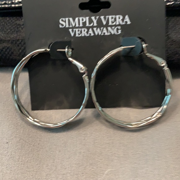 Brand new simply vera vera Wang earrings - Picture 6 of 8
